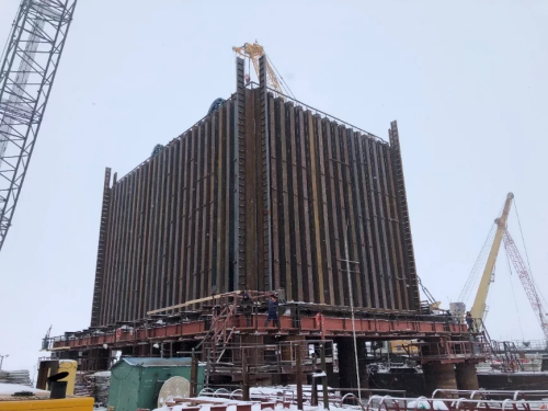 Lowering fixed metal formwork