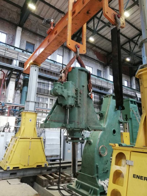 Dismantling the air-steam hammer