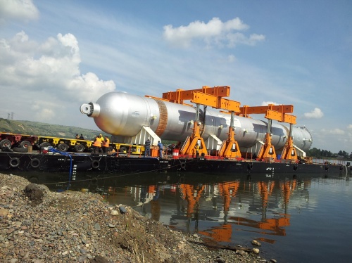 Delivery and loading of reactors on vehicles